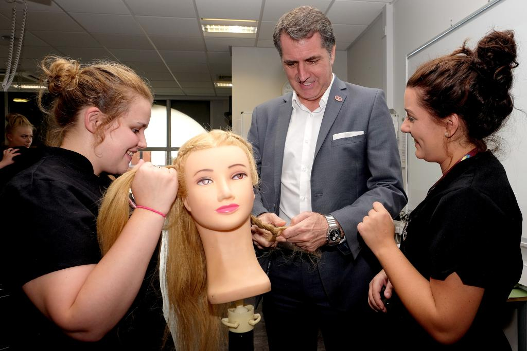 Metro Mayor Steve Rotheram standing with Wirral Met Hairdressing students at the Conway Park campus