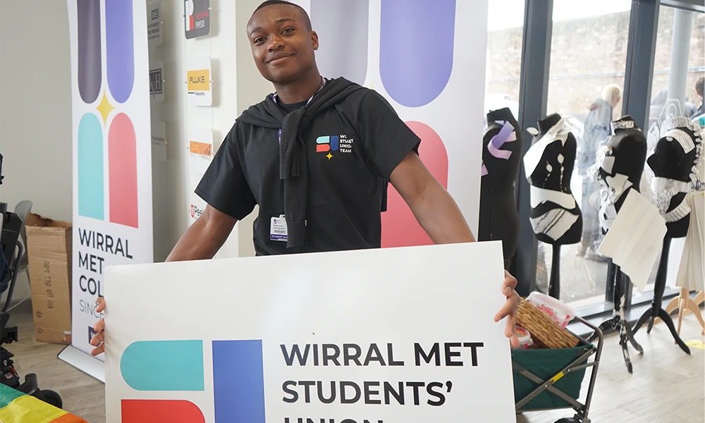 Student Holding SU banner 1000x1000