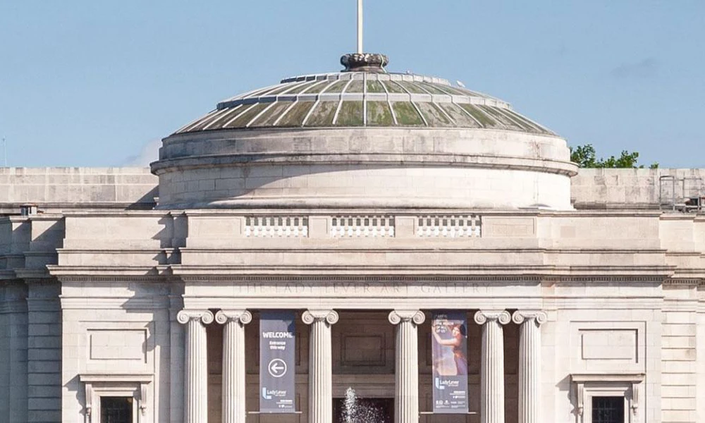 Students visit fine art gallery 